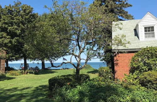 Madison-on-the-Lake Cottage | Rustic, Cozy 3-bedroom Cottage Directly on Lake Erie with WiFi,