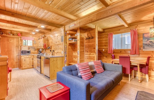 Government Camp House | Rustic & cozy cabin with fast WiFi & games - close to slopes, dining & golf