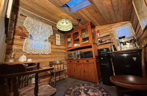 Bragg Creek House | Rustic Cozy Cabin with hot tub