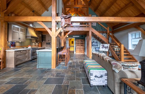 Cultus Lake Cabin | Rustic Cultus Lake Cabin House w/BBQ, Ping Pong Table & Gym Equipment