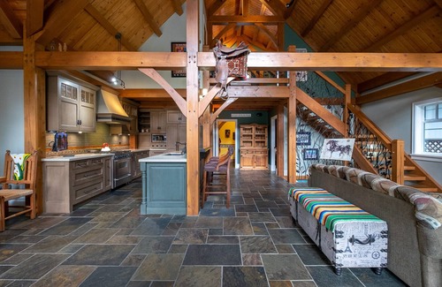 Cultus Lake Cabin | Rustic Cultus Lake Cabin House w/BBQ, Ping Pong Table & Gym Equipment