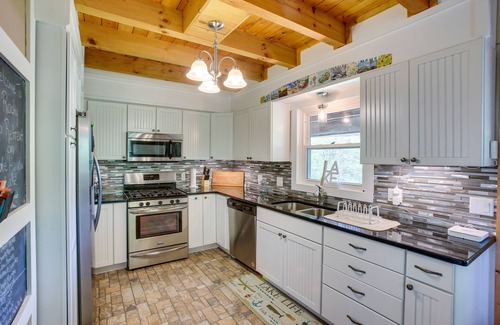 Celina Cabin | Rustic Dale Hollow Lake Cabin - Private Hot Tub!