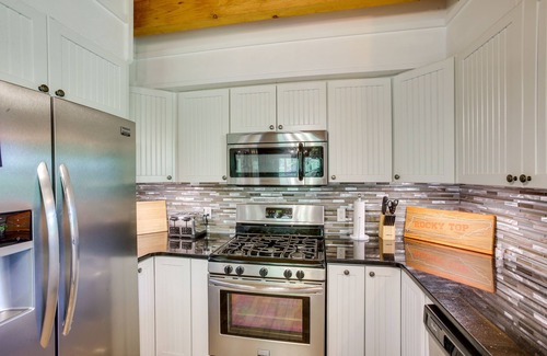 Celina Cabin | Rustic Dale Hollow Lake Cabin - Private Hot Tub!