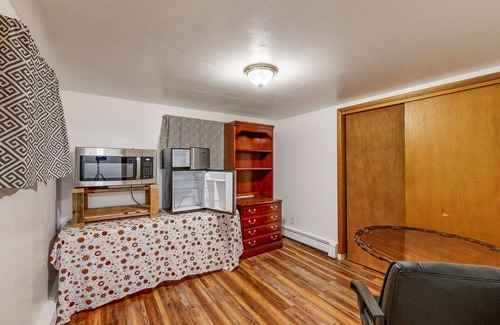 Northeast Anchorage House | Rustic dog-friendly home close to skiing, mountains, and golf course