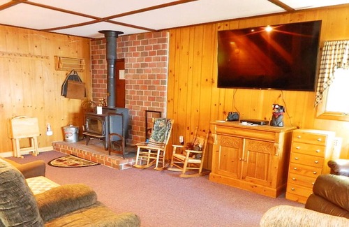 Oquossoc House | 🐾Rustic dog friendly home on the North Shore of Rangeley Lake.