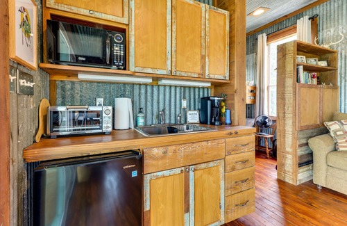 Mason Apartment | Rustic Eco-Cabin Llano River Getaway on 68 Acres!