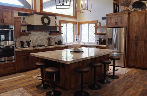 West Yellowstone Cabin | RUSTIC Elegance ELEVATED! Hot Tub and more! Only 10 Minutes from Yellowstone NP!