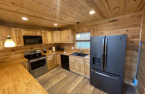 Jonesborough Cabin | Rustic Elegance, 1 bedroom cabin in the heart of Jonesborough.