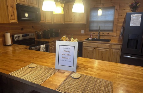 Jonesborough Cabin | Rustic Elegance, 1 bedroom cabin in the heart of Jonesborough.