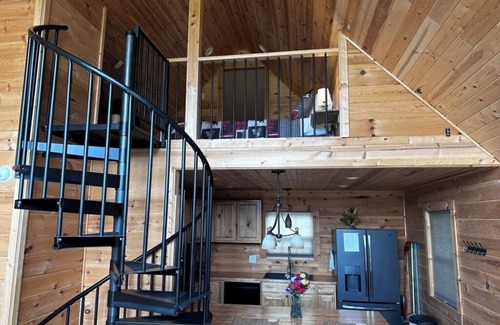 Jonesborough Cabin | Rustic Elegance, 1 bedroom cabin in the heart of Jonesborough.