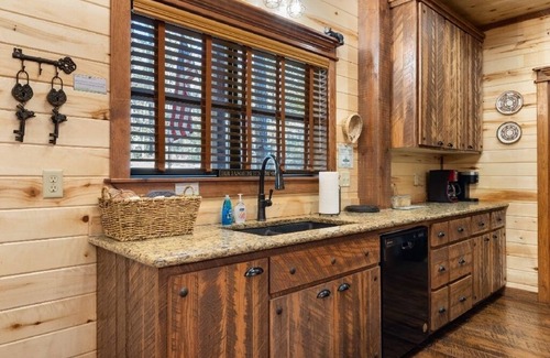 Broken Bow Cabin | Rustic Elegance Meets Luxurious Comforts for Your Ultimate Retreat Experience🌟