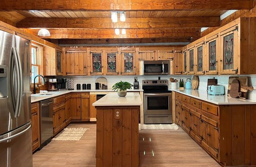 Weaverville House | Rustic Elegance, Theatre, Arcade, Sauna, and Mountain Views @ Beaver Cabin