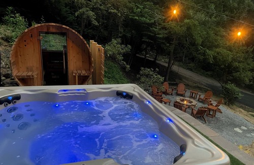 Weaverville House | Rustic Elegance, Theatre, Arcade, Sauna, and Mountain Views @ Beaver Cabin