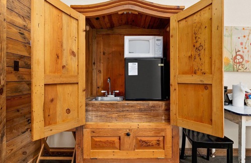 New Braunfels House | Rustic Elegance with King Size Comfort – Charming Suite with Shared Pool, Covered Porch & Lawn Views