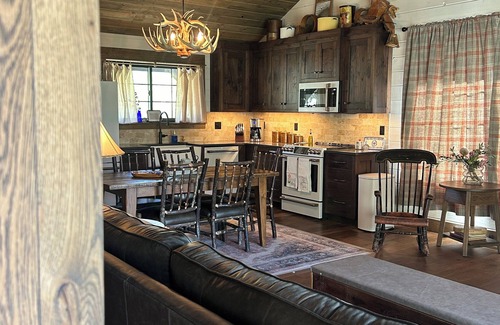 Gardiner Cabin | Rustic Elegant Cabin 5 Mns to YNP ~ Open Year Round