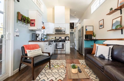 Woodland Park House | Rustic Escape| Fireplace, BBQ Grill & Scenic Views