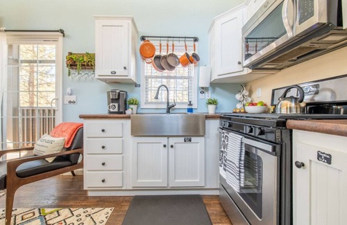 Woodland Park House | Rustic Escape| Fireplace, BBQ Grill & Scenic Views