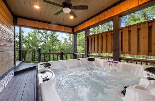 Broken Bow House | Rustic Escape Hot Tub & BBQ