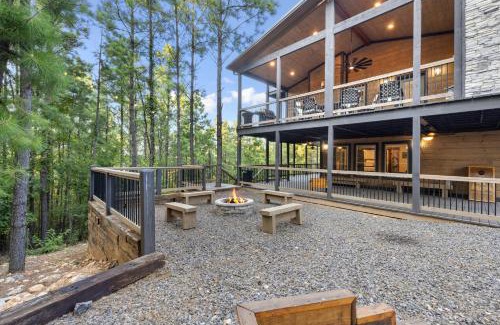 Broken Bow House | Rustic Escape Hot Tub & BBQ