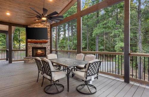 Broken Bow House | Rustic Escape Hot Tub & BBQ