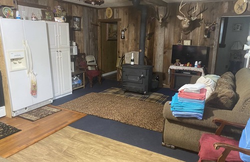 De Lancey Cottage | Rustic Family Cabin (PET FRIENDLY, WiFi, FULLY FUNCTIONAL HOME)
