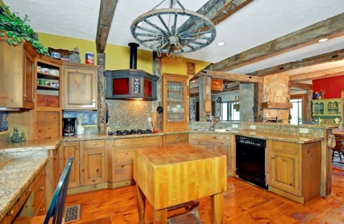 Elmo House | Rustic-Farmhouse Estate (6 Acres, Pool & Private Pond)
