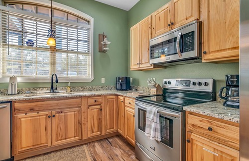 Indian Point Condo | Rustic Fields-WALK IN, Lake views, Sleeps 9, Pools, next to Silver Dollar City