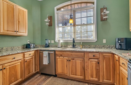 Indian Point Condo | Rustic Fields-WALK IN, Lake views, Sleeps 9, Pools, next to Silver Dollar City