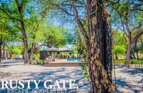 Maun Hotel | Rustic Gate Lodge and Campsite