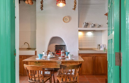 Tao House | Rustic Holiday Home "Casa Rural Tamia" with Terrace and Mountain View, Wi-Fi