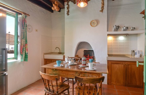 Tao House | Rustic Holiday Home "Casa Rural Tamia" with Terrace and Mountain View, Wi-Fi