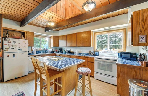 Chiloquin Cottage | Rustic Home w/Deck & Grills on Williamson River!