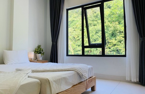 Cat Hai Hotel | Rustic House