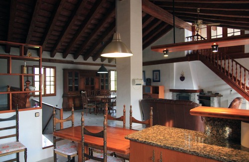 Xerta House | Rustic housing with stunning views to enjoy in family.