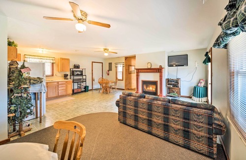 Bellevue Cabin | Rustic Iowa Cabin: 10 Mi to Maquoketa Caves