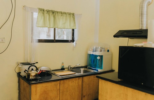 Catarman House | Rustic Island Retreat: Cozy 2BD Getaway with Starlink Wi-Fi Parking & AC