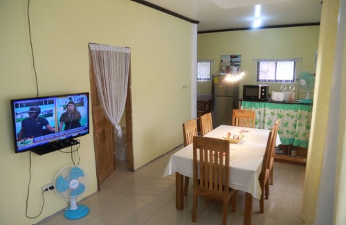 Catarman House | Rustic Island Retreat: Cozy 2BD Getaway with Starlink Wi-Fi Parking & AC