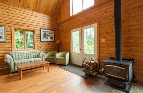 Saint-Paul-de-Montminy Ski Chalet | Rustic log cabin on the mountainside