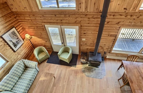 Saint-Paul-de-Montminy Ski Chalet | Rustic log cabin on the mountainside