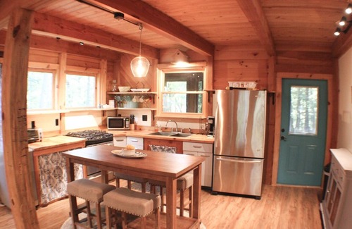 Points Cabin | Rustic Lakeside Retreat: Private 3 Bedroom Cabin