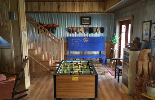 Willisburg House | Rustic Lodge On Farm centered on Bourbon Trail!