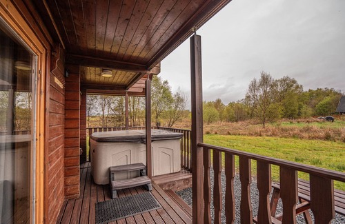 Balfron Apartment | Rustic Lodge retreat with Hot Tub, Sleeps 6