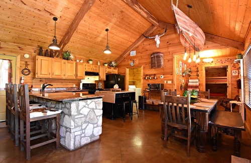 Concan House | Rustic lodge retreat minutes from the Frio!