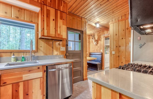 Zigzag House | Rustic lodge with private hot tub, fireplace & riverfront views - dog-friendly