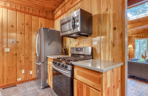 Zigzag House | Rustic lodge with private hot tub, fireplace & riverfront views - dog-friendly
