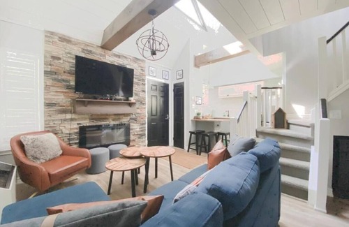 Craigleith Apartment | Rustic Loft at Blue