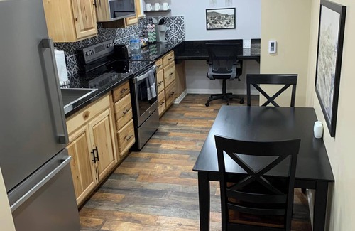 Eureka Apartment | Rustic Loft @ historic Colonnade Hotel