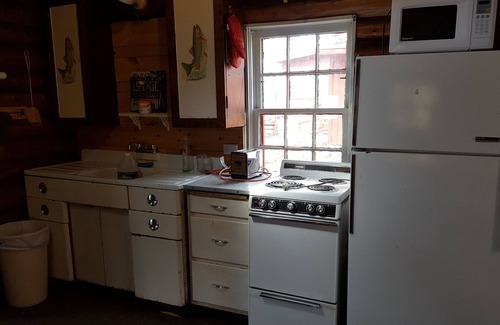 Tomahawk Cabin | Rustic Log Cabin built 1897 just steps from lake