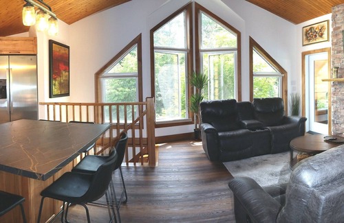 Barrie Ski Chalet | Rustic luxury chalet with pool, a two-minute walk to beach, park and playground!