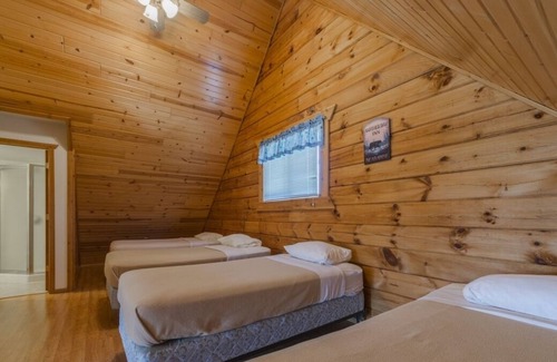 Warrens House | Rustic Luxury Getaway with On-Site Restaurant and Pool, Near Three Bears Resort